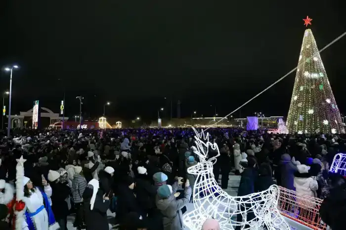 Актюбинцы массово и ярко встретили Новый год на главной площади города (8)