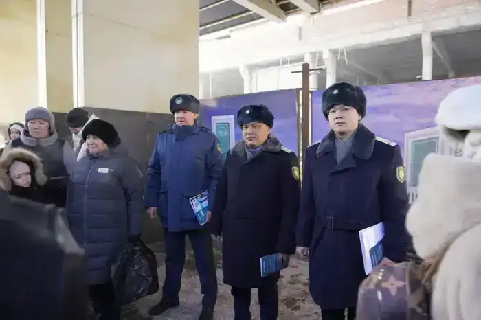 «Закон и порядок»: в Астане прошла акция «Приемная на колесах» (3)