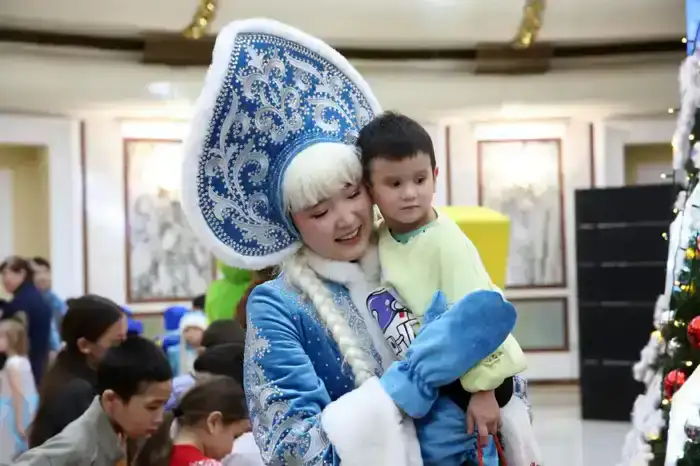 В Алматы новогодняя ёлка подарила праздник 400 воспитанникам соцучреждений (5)