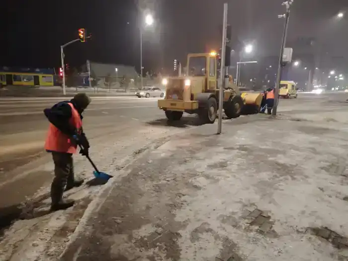 Плюсовая температура днём и морозы ночью: коммунальные службы усилили уборку в Астане (6)
