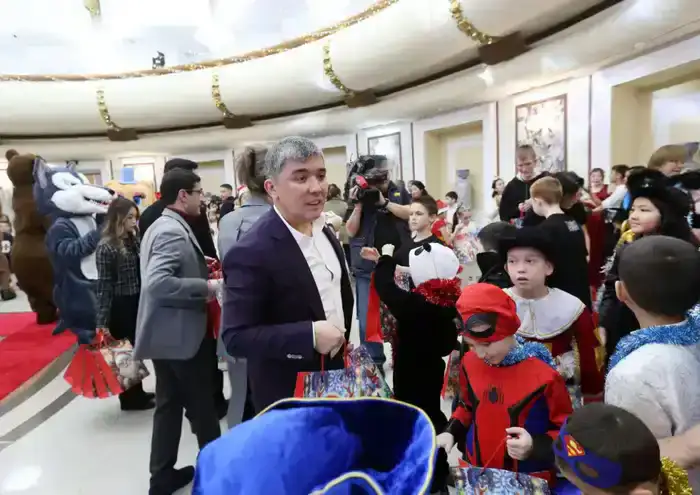В Алматы новогодняя ёлка подарила праздник 400 воспитанникам соцучреждений (3)