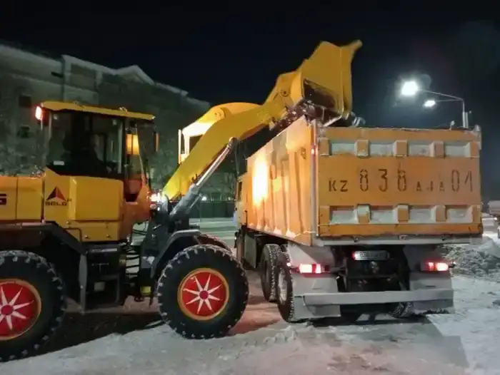 Около двух тысяч единиц спецтехники заняты в уборке снега в Астане (6)