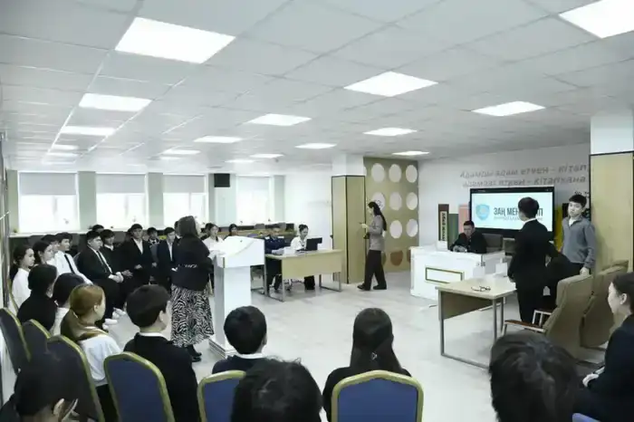 «Закон и порядок»: судебное заседание инсценировали в столичной школе для учащихся (4)