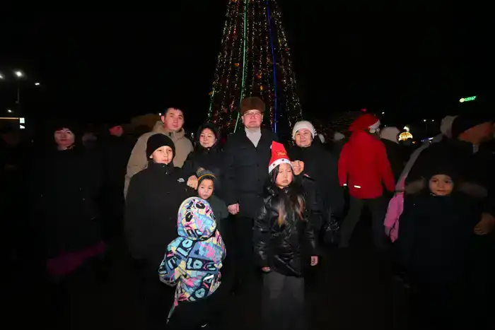 Аким области посетил праздничное мероприятие, посвященное Новому году (4)