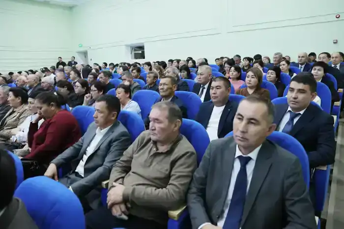 Жители Жамбылского района обсудили с Ерболом Карашукеевым проблемы экологии и качества услуг