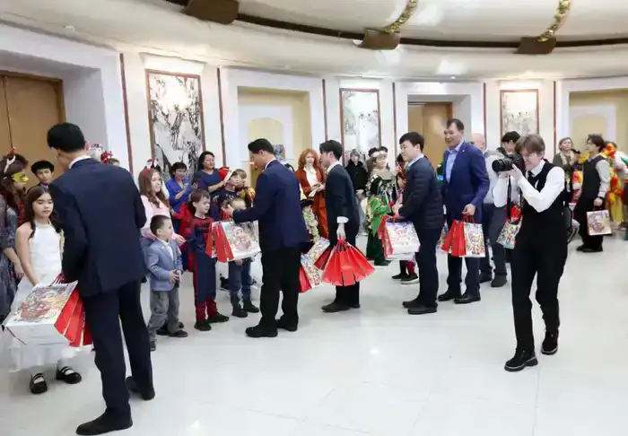 В Алматы новогодняя ёлка подарила праздник 400 воспитанникам соцучреждений (4)