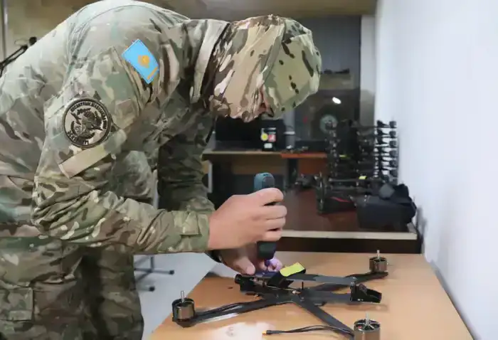 Более 100 дронов за месяц: в Десантно-штурмовых войсках развивают производство БПЛА (5)