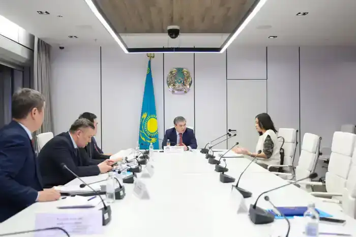 Обсуждение государственной поддержки жилья и лизинга автобусов на приёме граждан у Министра промышленности и строительства РК