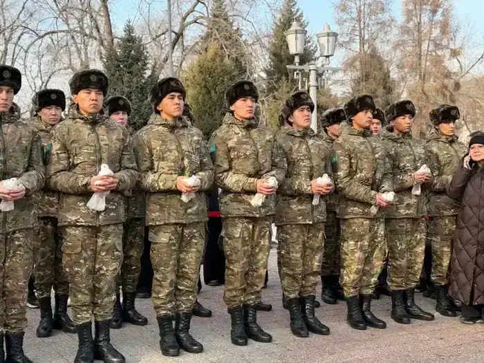 Церемония возложения цветов к памятнику Динмухамеда Кунаева в Алматы: дань уважения исторической личности и вдохновение для будущих поколений