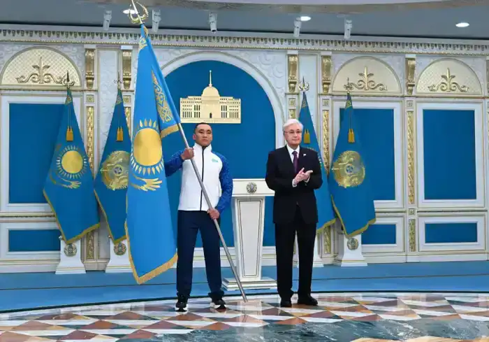 Президент вручил Государственный флаг знаменосцам олимпийской и паралимпийской команд Казахстана (2)