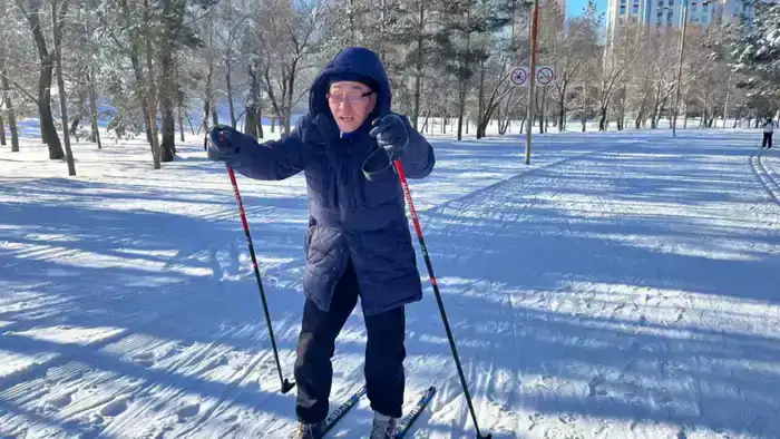 В Астане пенсионеры занимаются лыжным спортом и зимним плаванием