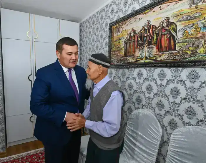 Кызылорда поздравляет ветерана с Новым годом