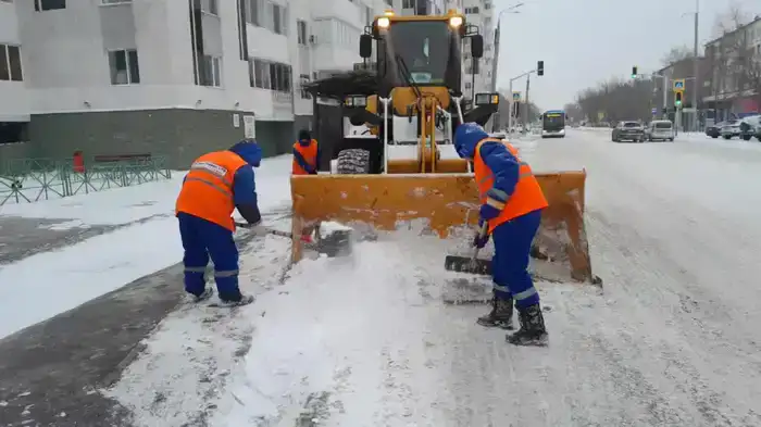 Обильный снегопад в Астане: коммунальные службы работают круглосуточно (9)