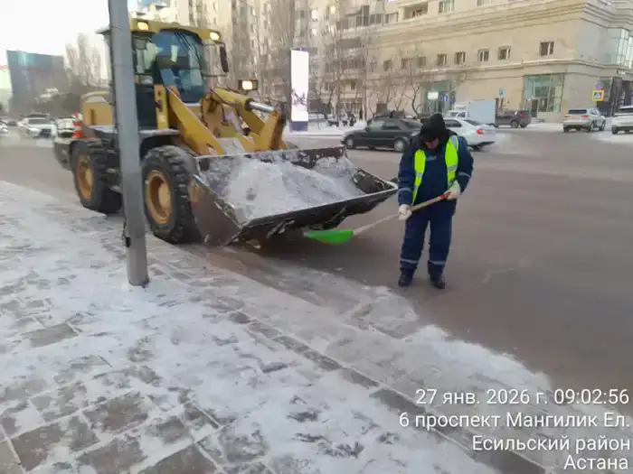 Более тысячи единиц спецтехники задействовано в снегоуборочных работах в Астане (5)