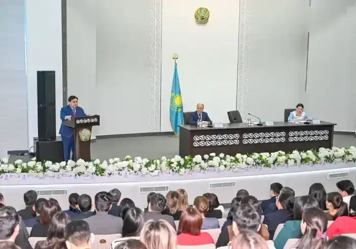 Дархан Жазыкбай обсудил развитие госслужбы с сотрудниками министерств транспорта, промышленности и строительства РК (3)