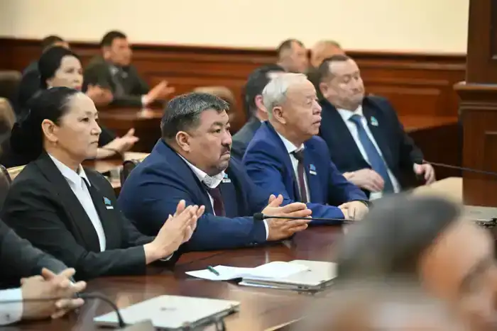 Председатель Сената Маулен Ашимбаев встретился с депутатами Маслихата и общественными деятелями (4)
