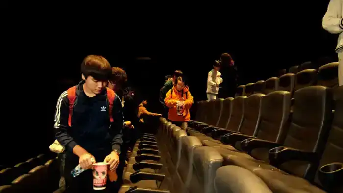 Зрители после киносеанса в Астане организовали необычную экоакцию (4)