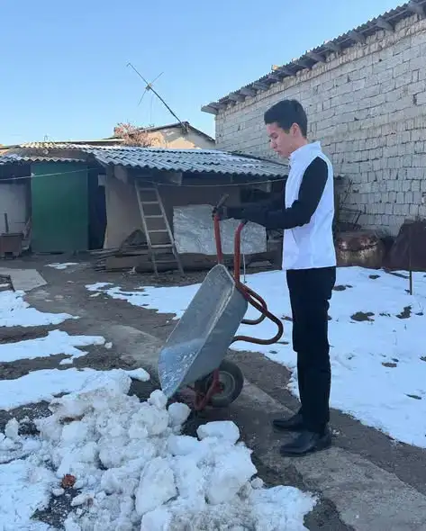 В Туркестане волонтеры с любовью очищают мир и сердца одиноких пожилых людей в рамках программы "Таза Қазақстан"
