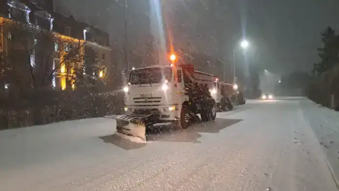 Тысяча единиц спецтехники задействована в снегоуборочных работах в Астане (6)