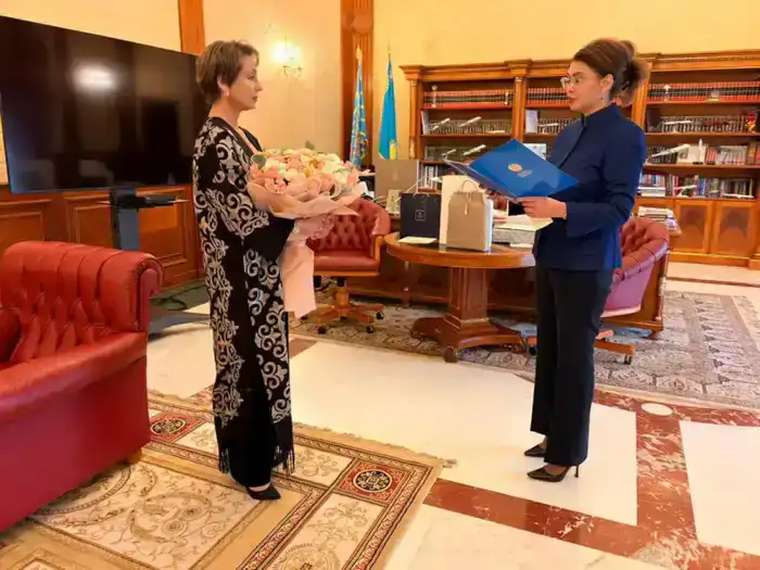 Глава государства поздравил Алтынай Асылмуратову с юбилеем (2)