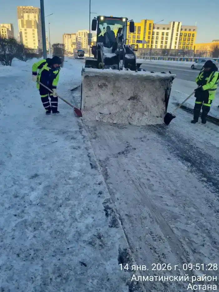 Коммунальные службы Астаны продолжают борьбу со снегом, призывая жителей соблюдать безопасность