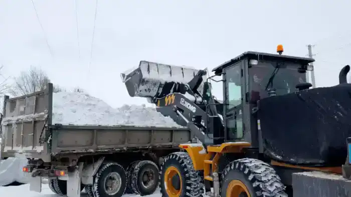 Более 1 500 единиц спецтехники задействовали в снегоуборочных работах в Астане ночью (8)