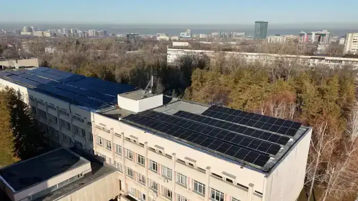 На крыше учебных корпусов КазНУ установлены солнечные панели (9)