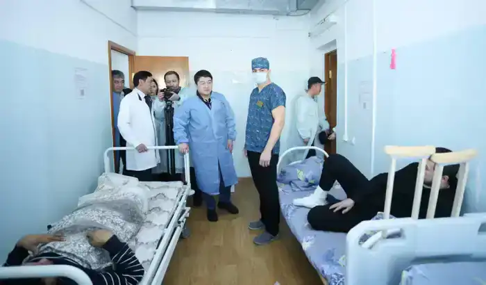 Аким Мангистауской области ознакомился с состоянием пострадавших в дорожно-транспортном происшествии в Бейнеуском районе (4)