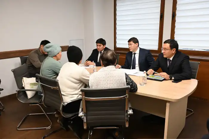 Алмасхан Сматлаев провел личный прием граждан и обсудил важные вопросы жилищно-коммунального хозяйства