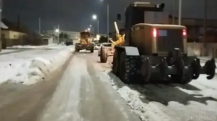 Плюсовая температура днём и морозы ночью: коммунальные службы усилили уборку в Астане (7)