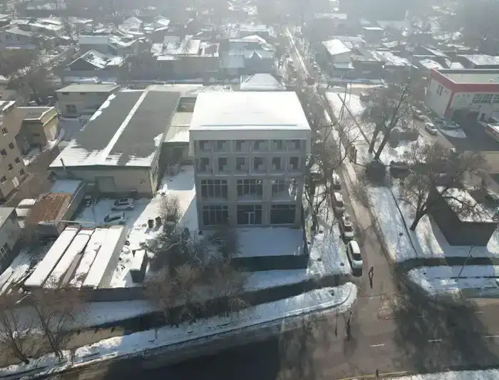 Крупный незаконный объект в Алматы сносят по решению суда (3)