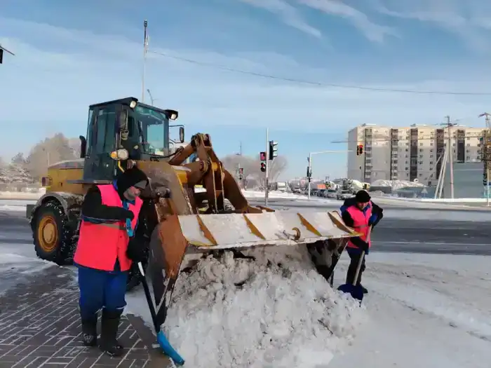 Около двух тысяч единиц спецтехники заняты в уборке снега в Астане (9)