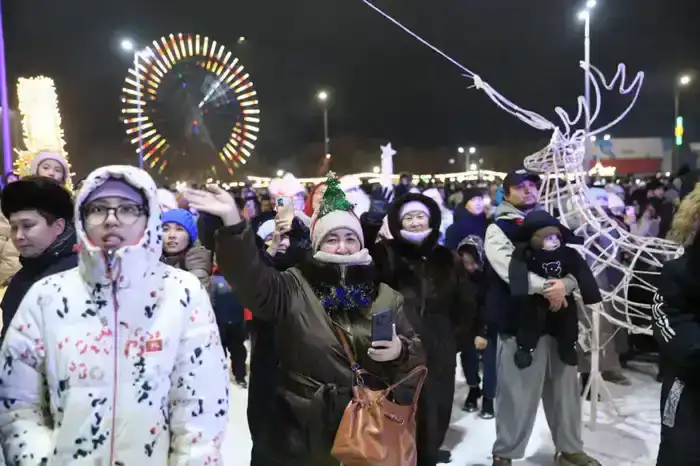 Актюбинцы массово и ярко встретили Новый год на главной площади города (5)