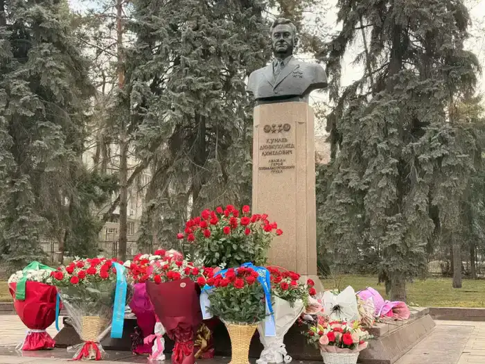 В Алматы состоялась церемония возложения цветов к памятнику Динмухамеда Кунаева в честь 114-летия со дня его рождения (4)
