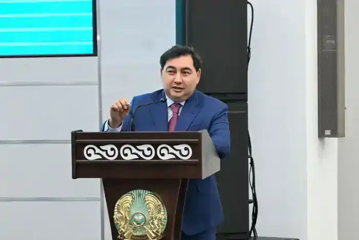 Дархан Жазыкбай обсудил развитие госслужбы с сотрудниками министерств транспорта, промышленности и строительства РК