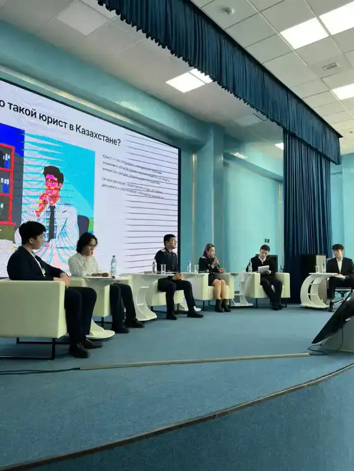В Астане школьники провели открытое интервью с прокурорами (2)
