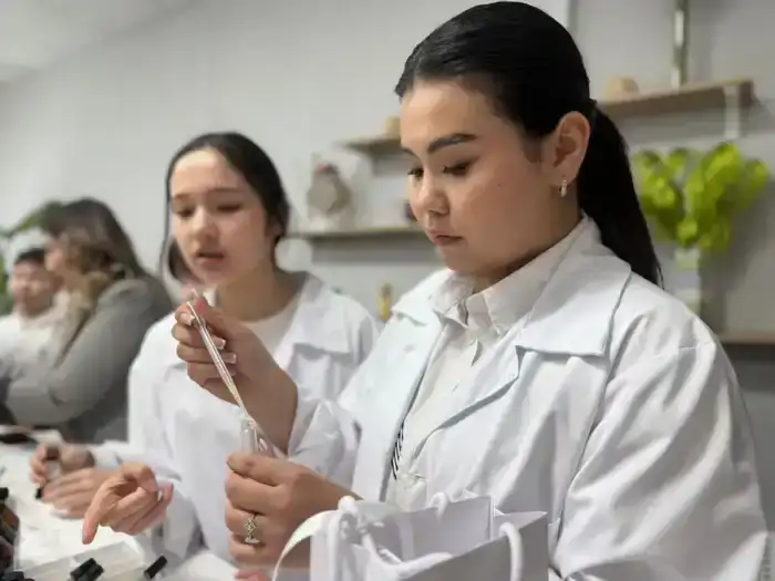 В Астане студенты и школьники объединились для производства парфюма (3)