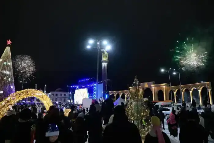 Актюбинцы массово и ярко встретили Новый год на главной площади города (2)