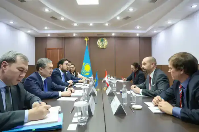 Министр промышленности и строительства провёл встречу с Послом Канады (3)