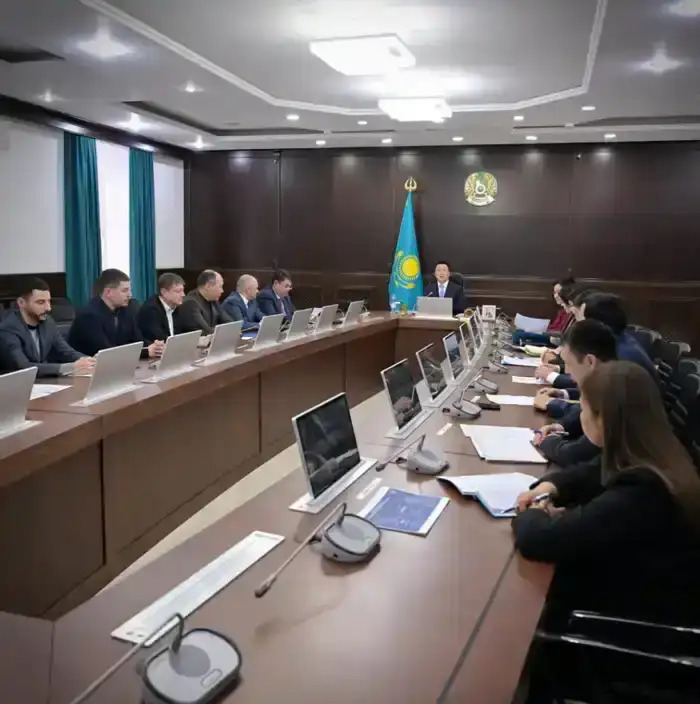 Аким области Асаин Байханов сегодня после прямого эфира провел рабочее совещание в связи с ожидаемым ухудшением погодных условий (8)