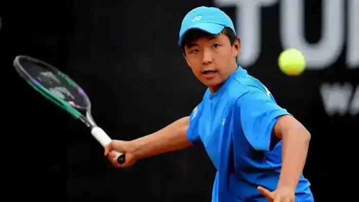 Первый казахстанский юниор достиг четвертьфинала международного теннисного турнира, поднимая престиж страны в спорте