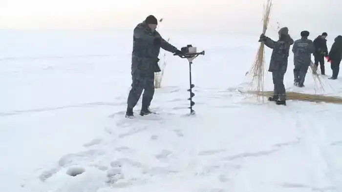 Чтобы рыба пережила зиму: на водоёмах Карагандинской области проводят противозаморные работы (2)