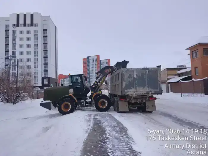 Свыше 3 тысяч рабочих и более 1800 единиц техники: в Астане продолжается круглосуточная очистка от снега (9)
