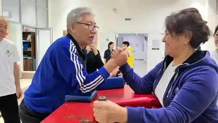 Столичные пенсионеры соревновались в армрестлинге