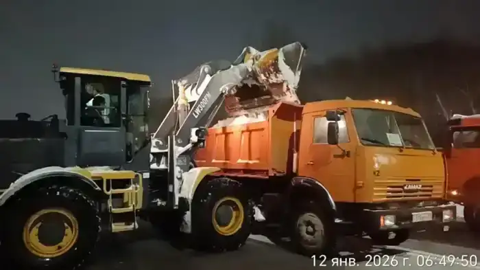 Снегопад в Астане: усилия дорожных рабочих и спецтехники для поддержания безопасности на улицах