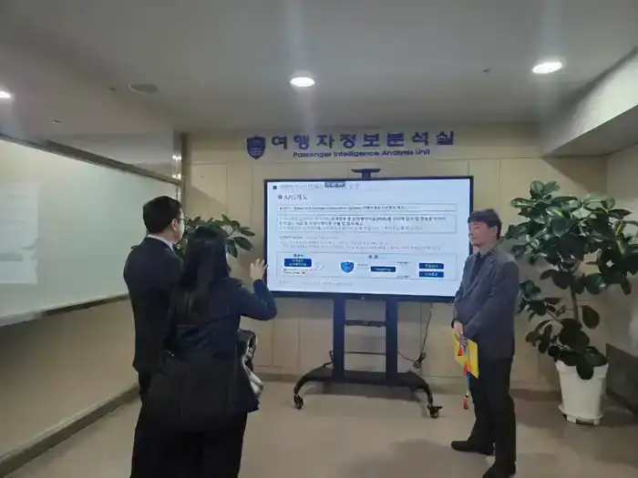 В Инчхоне прошла встреча представителя КГД МФ РК с директором Таможни аэропорта