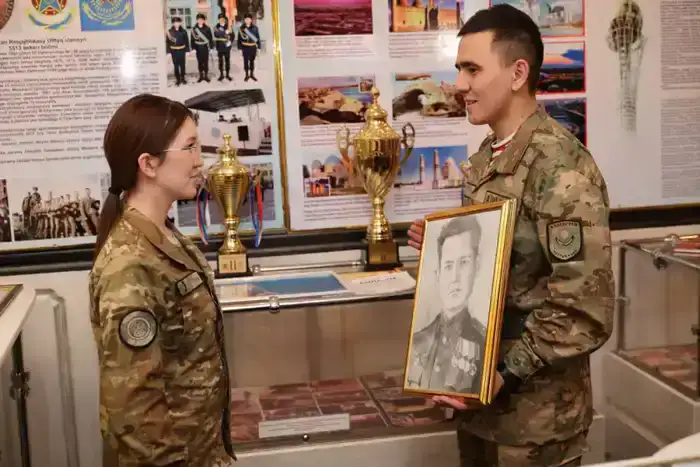 Военнослужащий нарисовал портреты для музея Национальной гвардии (3)