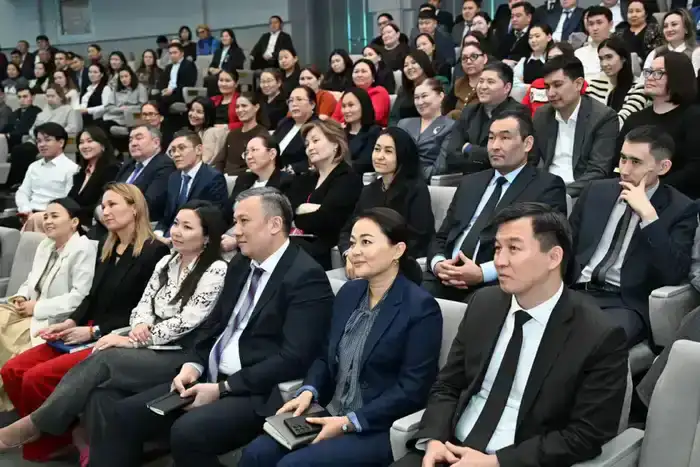 Дархан Жазыкбай обсудил развитие госслужбы с сотрудниками министерств транспорта, промышленности и строительства РК (2)