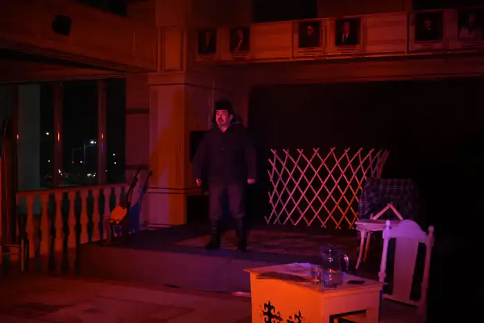 Моноспектакль «Мұқағали» в Жетісу: дань уважения 95-летию поэта Мукагали Макатаева