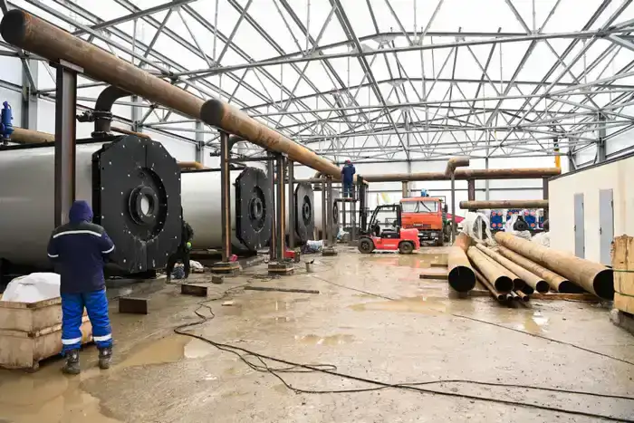 Глава региона ознакомился с ходом строительства автономной блок-модульной котельной на левом берегу (3)